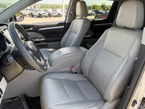 Used 2016 Toyota Highlander XLE FWD image 25