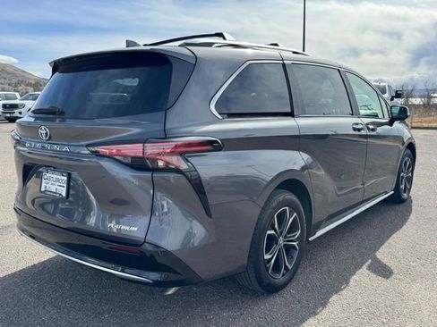 Used 2025 Toyota Sienna Platinum image 5