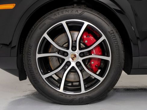 Certified 2025 Porsche Cayenne S AWD/4WD image 15