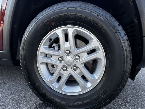 Used 2025 Jeep Grand Cherokee Laredo RWD image 14