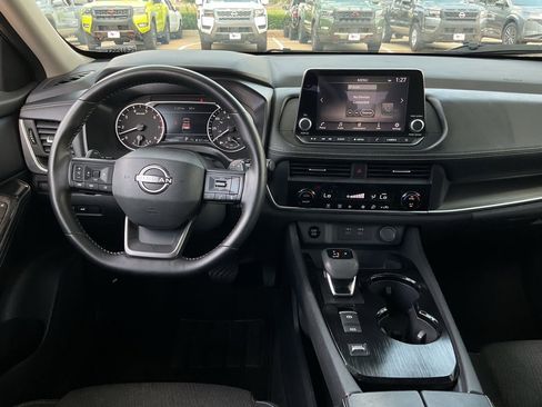 Used 2025 Nissan Rogue SV FWD image 13