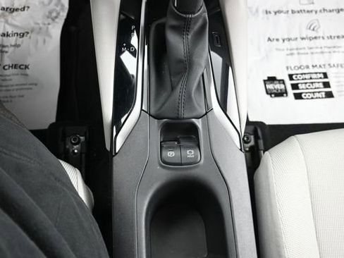 Used 2024 Toyota Corolla Cross LE image 17