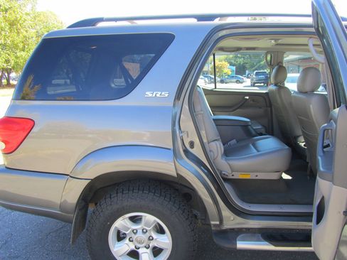 Used 2006 Toyota Sequoia SR5 image 25