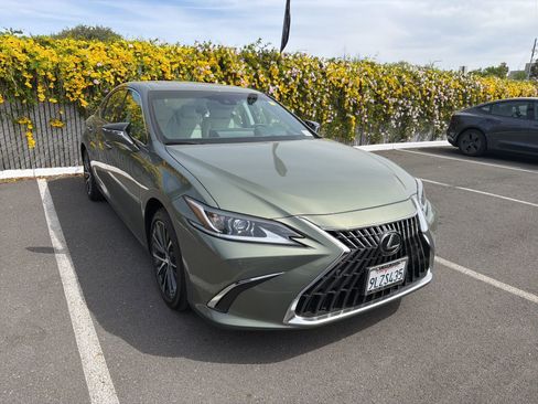 Used 2024 Lexus ES 300h w/ Premium Package image 2