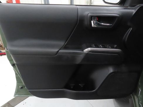 Used 2021 Toyota Tacoma TRD Sport image 9