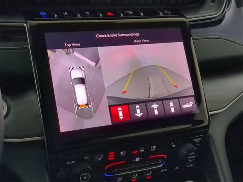 Used 2023 Jeep Grand Cherokee w/ Luxury Tech Group II image 30