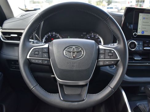 Used 2023 Toyota Highlander LE AWD/4WD image 9