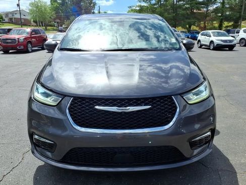 Used 2023 Chrysler Pacifica Touring-L FWD image 4