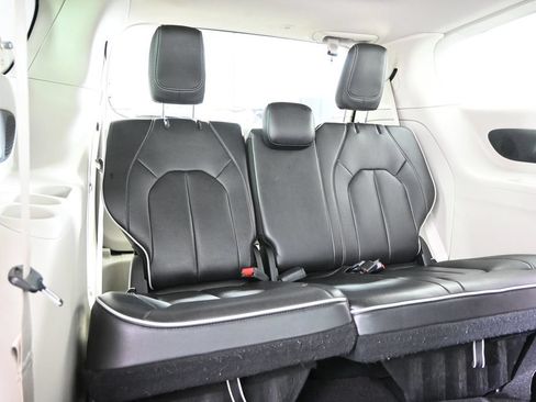 Used 2023 Chrysler Pacifica Limited FWD image 16