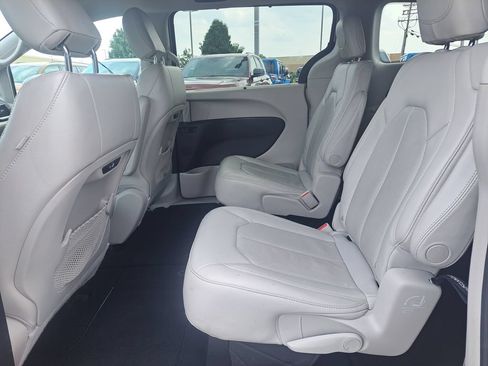Used 2021 Chrysler Pacifica Touring-L FWD image 25