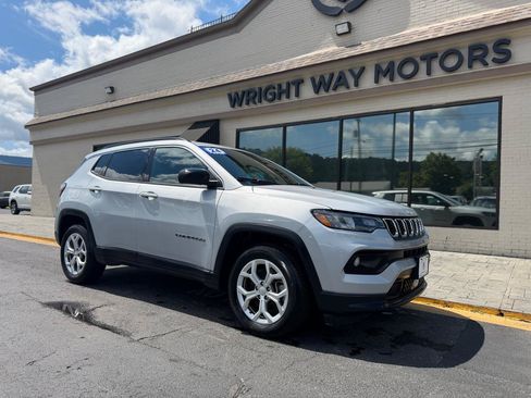 Used 2024 Jeep Compass Latitude AWD/4WD image 1