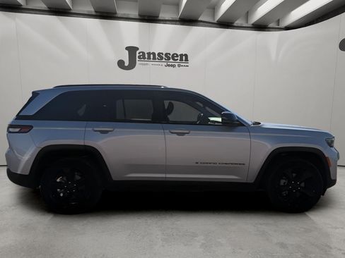 Used 2024 Jeep Grand Cherokee Limited w/ Black Appearance Package AWD/4WD image 5