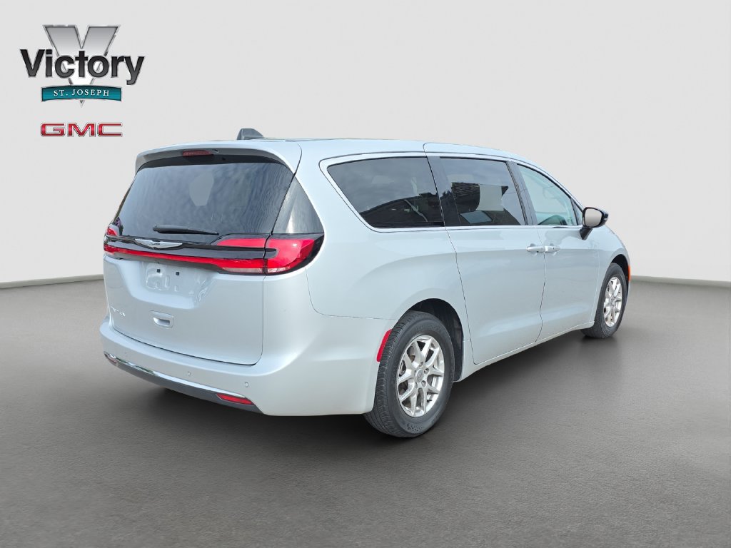Used 2024 Chrysler Pacifica Touring-L FWD image 18