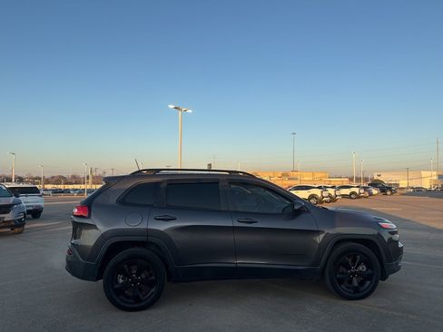 Used 2018 Jeep Cherokee Latitude w/ Altitude Package image 25