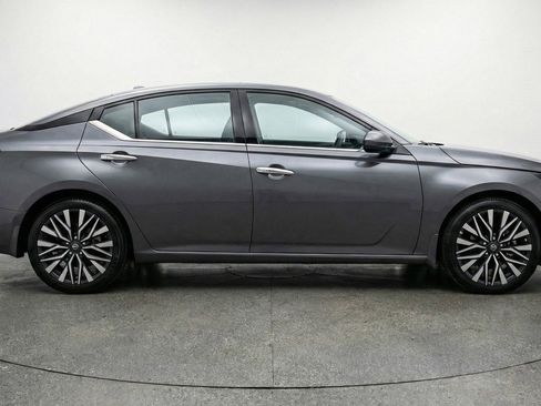 Used 2025 Nissan Altima 2.5 SV image 11