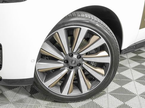 Used 2024 Land Rover Range Rover SV image 33