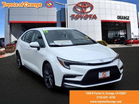 Certified 2025 Toyota Corolla SE w/ Convenience Package FWD image 1