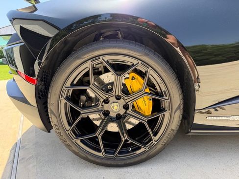 Used 2021 Lamborghini Huracan EVO RWD image 17