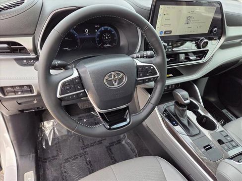 Used 2023 Toyota Highlander Limited image 10