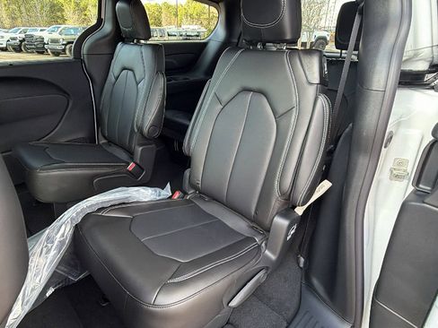 New 2026 Chrysler Pacifica Select image 18