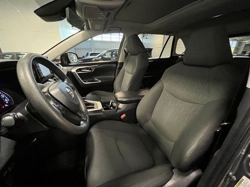 Used 2019 Toyota RAV4 XLE w/ Convenience Package FWD image 21