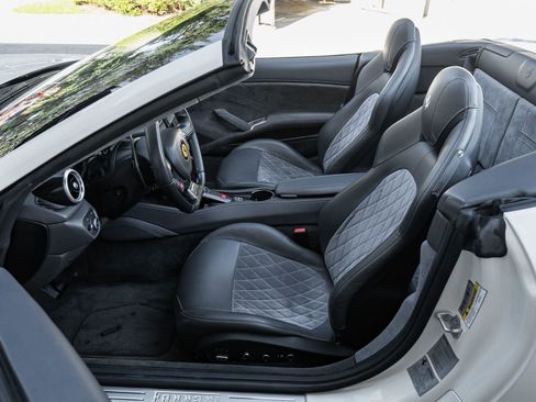 Used 2015 Ferrari California T image 21