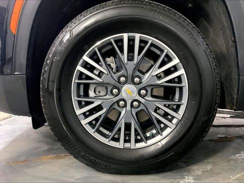 Used 2024 Chevrolet Traverse LT image 9