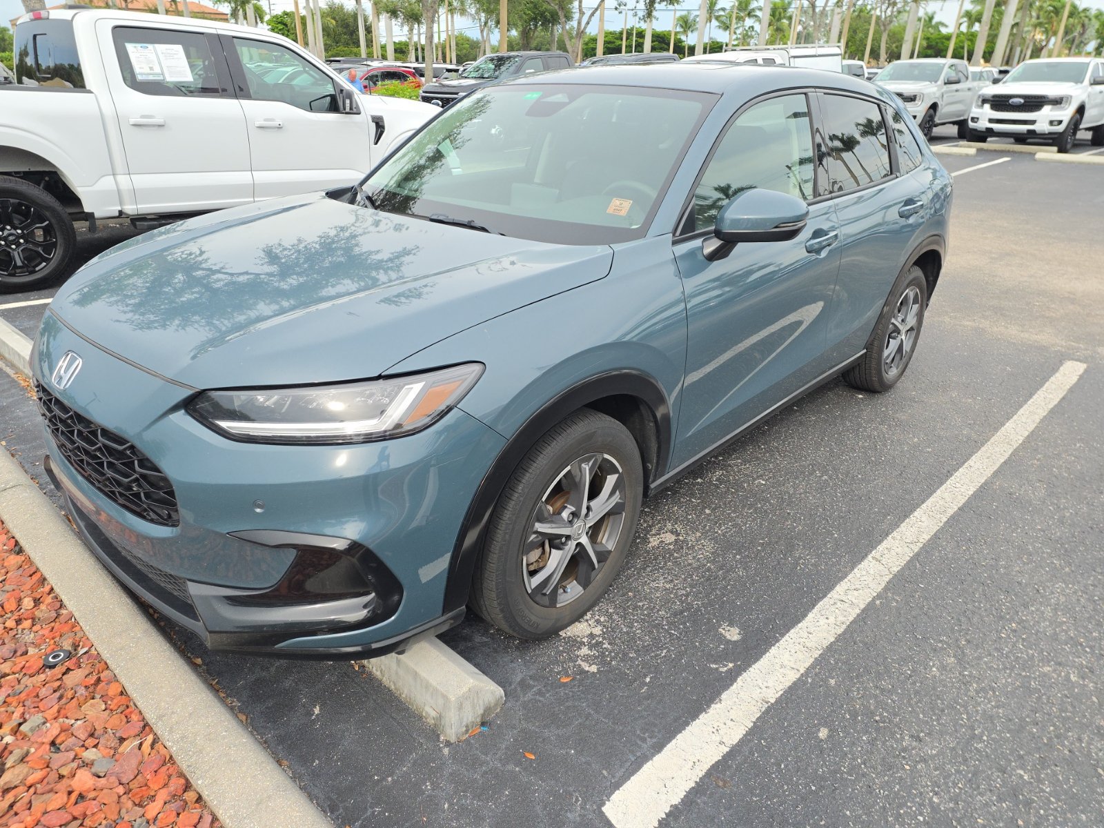 Used 2024 Honda HR-V EX-L image 2