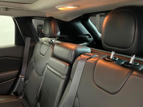 Used 2018 Jeep Cherokee Overland w/ Technology Group image 21