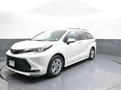 Used 2024 Toyota Sienna XLE w/ XLE Plus Package AWD/4WD image 1