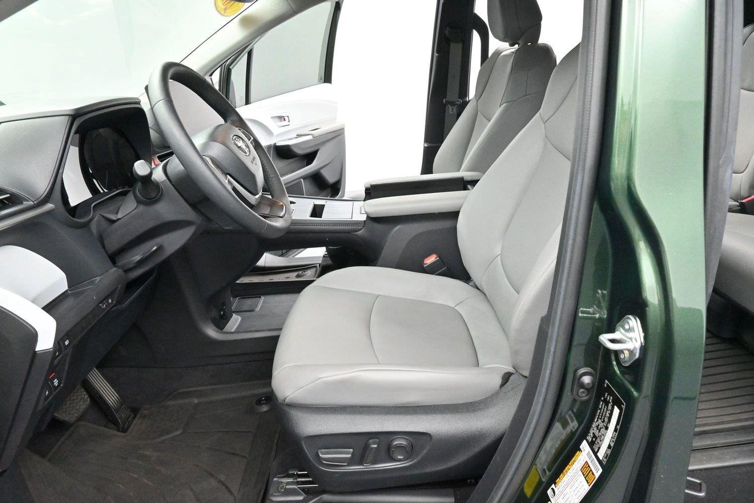 Used 2025 Toyota Sienna XLE FWD image 13