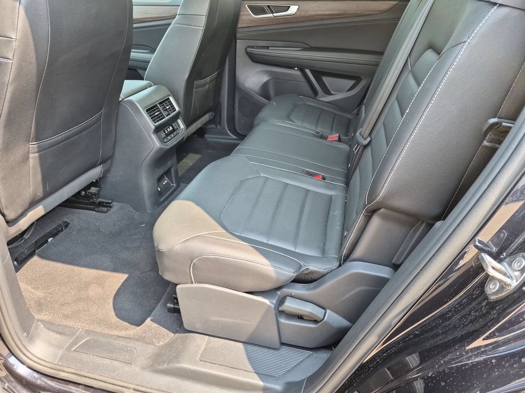 Used 2025 Volkswagen Atlas SEL AWD/4WD image 29