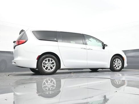 Used 2022 Chrysler Voyager LX FWD image 48