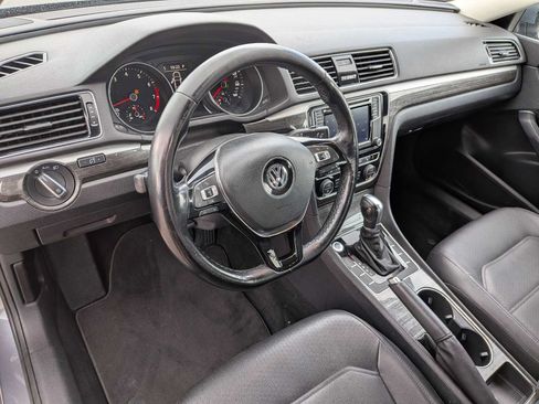 Used 2018 Volkswagen Passat 2.0T SE FWD image 2