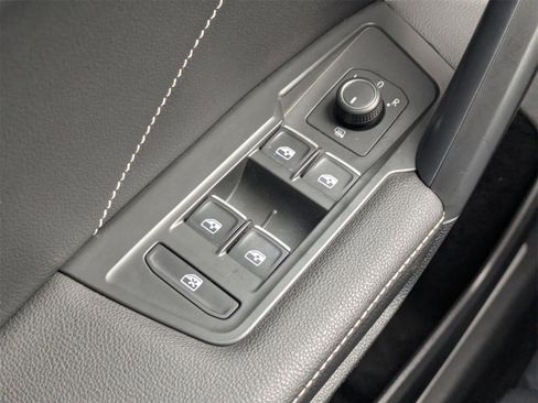 Used 2022 Volkswagen Tiguan SE R-Line image 29