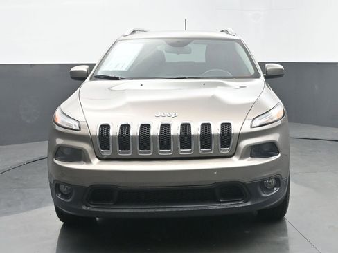 Used 2017 Jeep Cherokee Latitude w/ Cold Weather Group AWD/4WD image 8