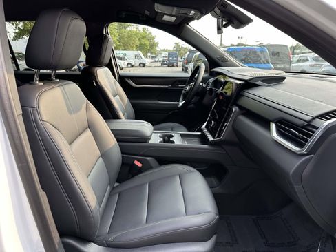 Used 2024 GMC Acadia Elevation image 28