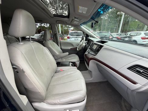 Used 2012 Toyota Sienna XLE FWD image 13