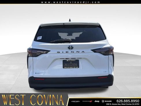 Used 2025 Toyota Sienna LE FWD image 9