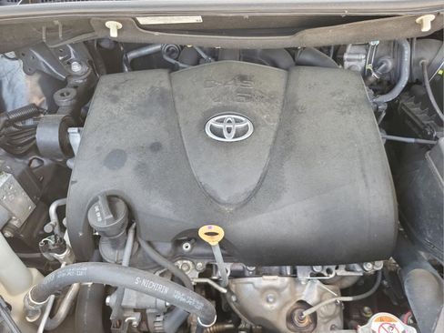 Used 2018 Toyota Sienna SE image 22