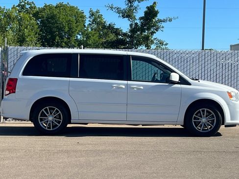 Used 2016 Dodge Grand Caravan SE FWD image 3