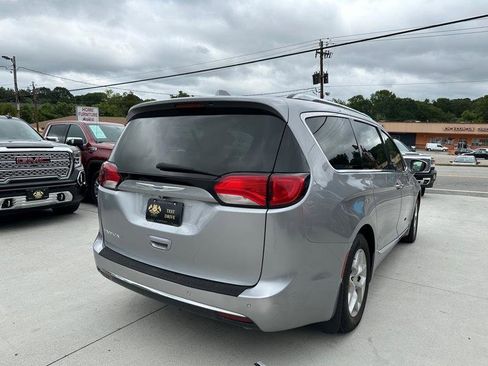 Used 2018 Chrysler Pacifica Touring-L w/ Tire & Wheel Group FWD image 7