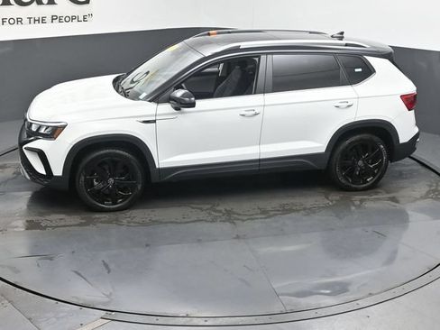 Used 2023 Volkswagen Taos SE w/ Panoramic Sunroof Package FWD image 59