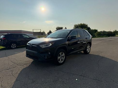 Used 2020 Toyota RAV4 XLE w/ All Weather Liner Package AWD/4WD image 11