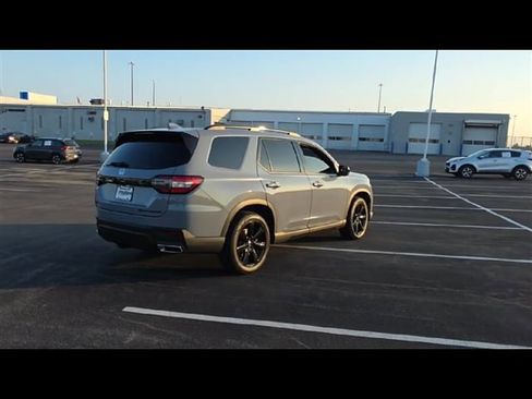 Used 2025 Honda Pilot Black Edition image 8