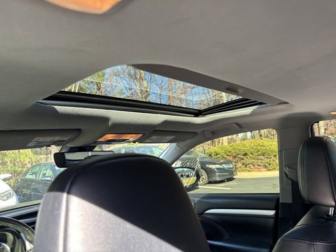 Used 2019 Toyota Highlander XLE image 11