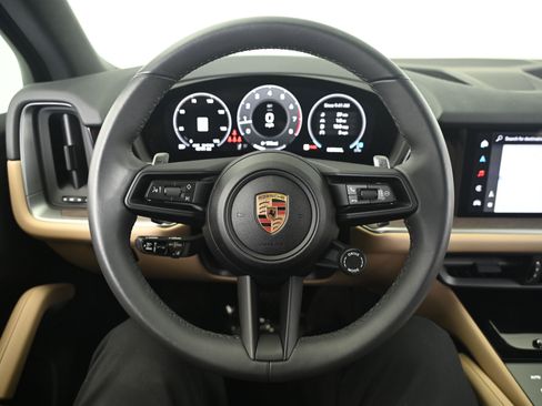 Certified 2025 Porsche Cayenne AWD/4WD image 34