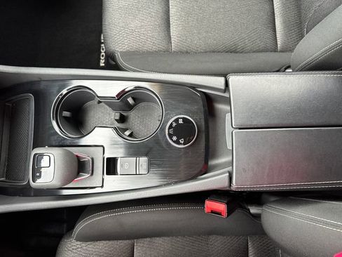 Used 2025 Nissan Rogue SV image 19