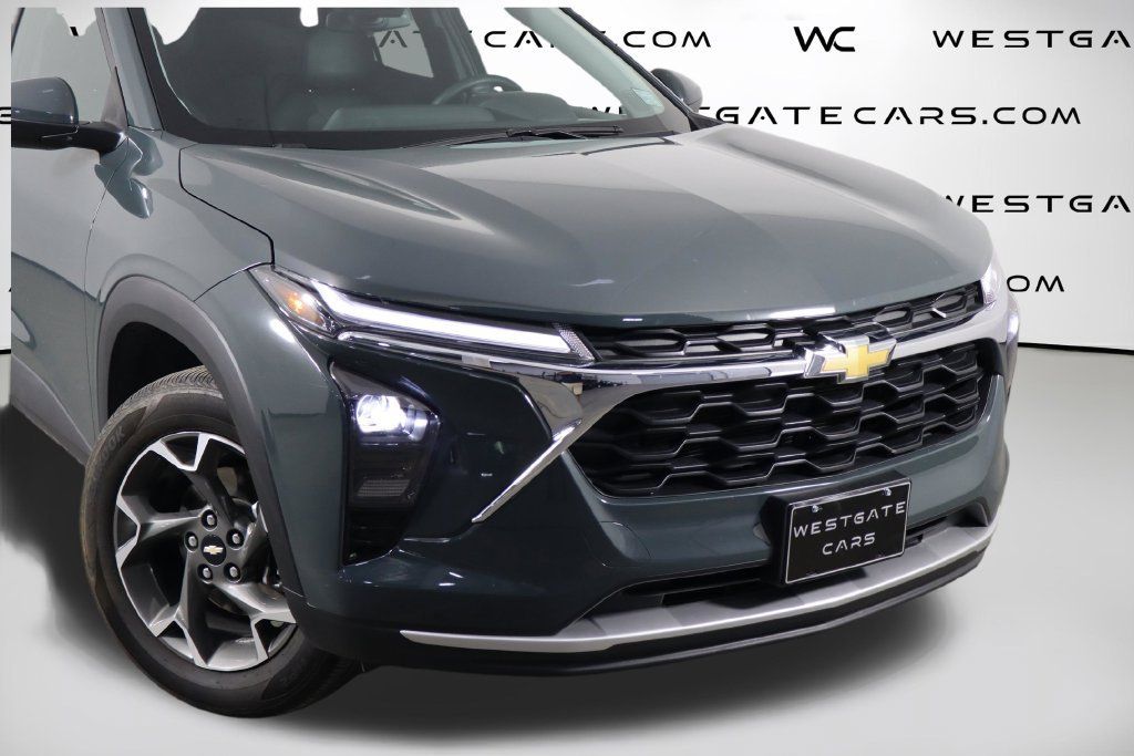 Used 2025 Chevrolet Trax LT w/ Sunroof Package FWD image 46