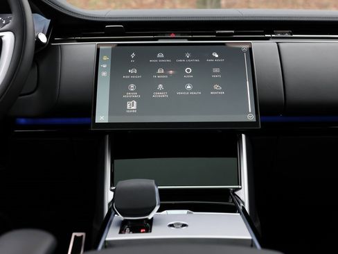 Used 2025 Land Rover Range Rover SE image 26